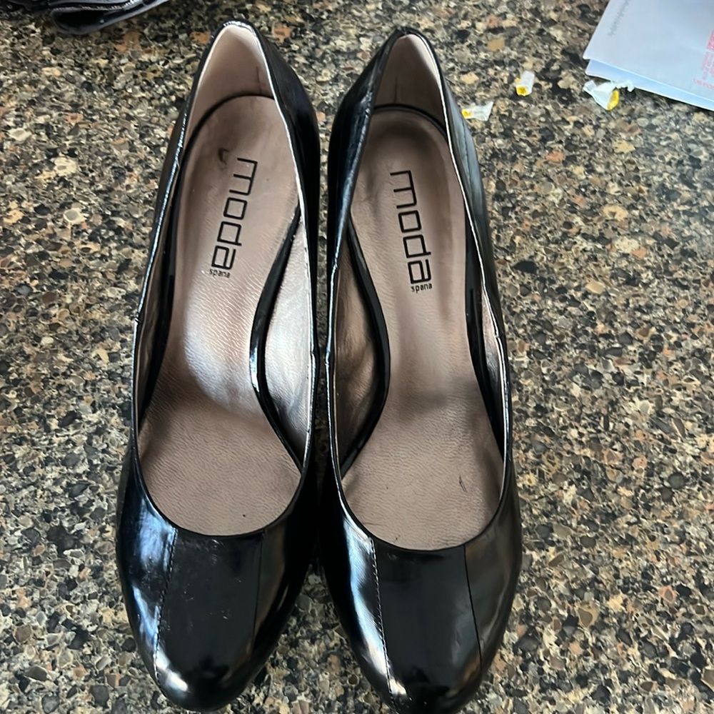 Moda pumps with textured design! Like new condition approx 3”heel!
